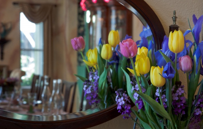 Тюльпаны возле зеркала