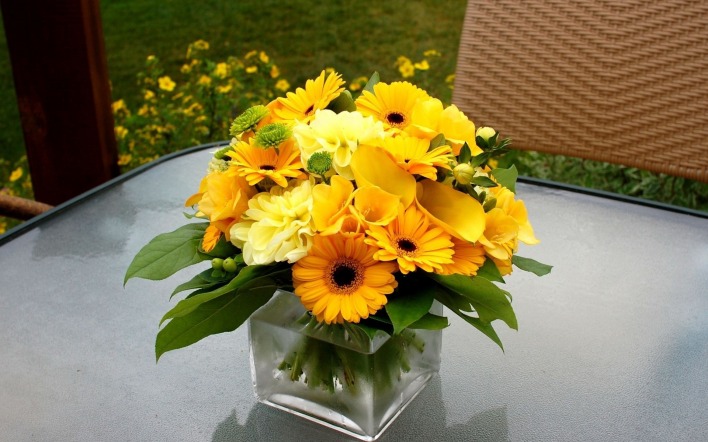 букет желтых цветов ваза стол