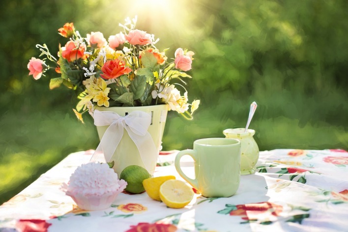 стол,ваза,цветы,лимон