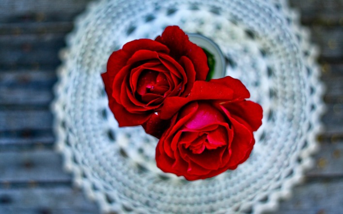 красные розы бутоны вязаная салфетка