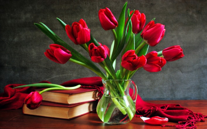 тюльпаны красные ваза книги