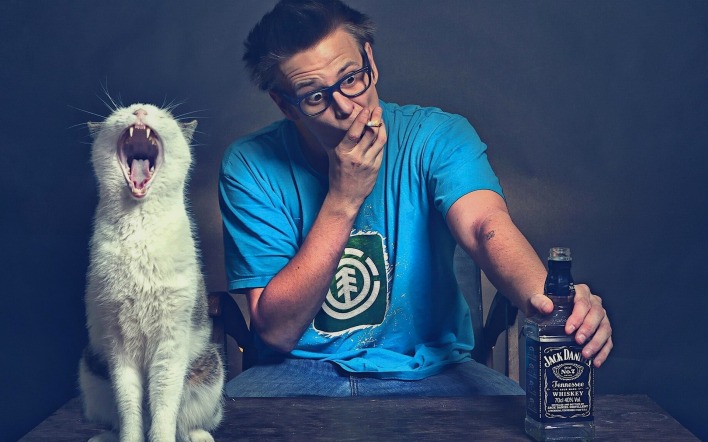 парень с котом и алкоголем