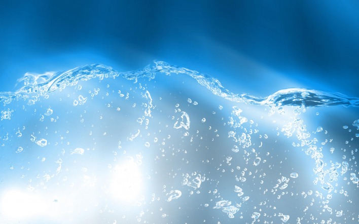 Пузырьки воды на синем фоне