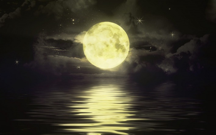 Полная луна над водой