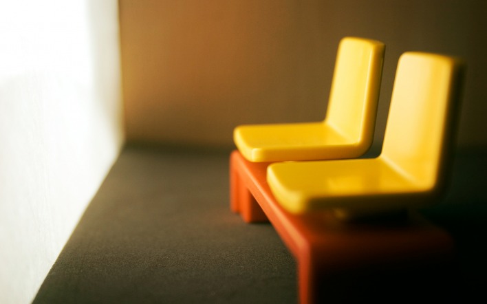 Желтые стулья