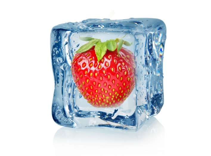 клубника в кубике льда
