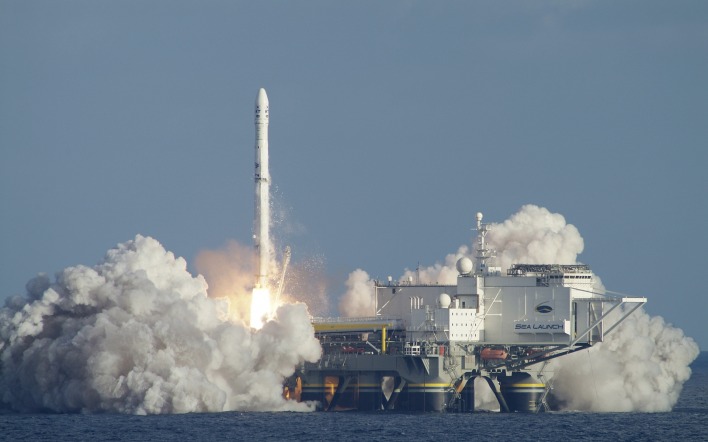 Взлет ракеты с платформы в море