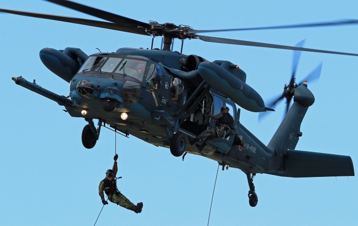 Вертолет военный UH-60 Sikorsky Black Hawk