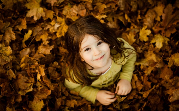 Детская радость на сухих листьях