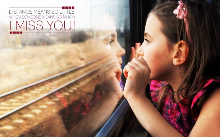 скучающая девочка в окне поезда