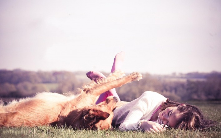 девочка с собакой на лужайке