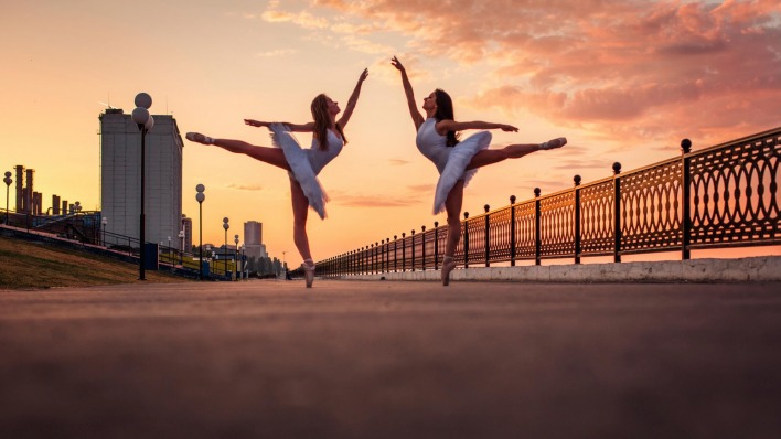 Балерины на набережной