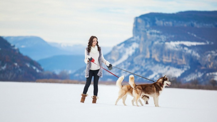девушка собаки хаски снег небо горы