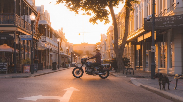 улица мотоциклист утро