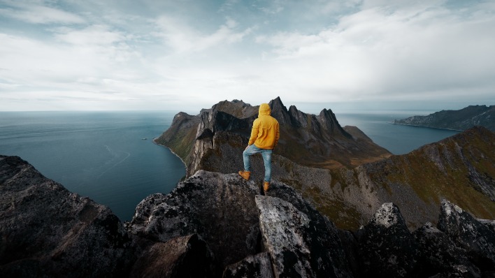 норвегия горы парень пейзаж путешествие