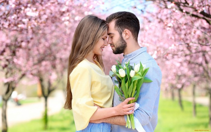 парень с девушкой весна букет цветов сакура цветение