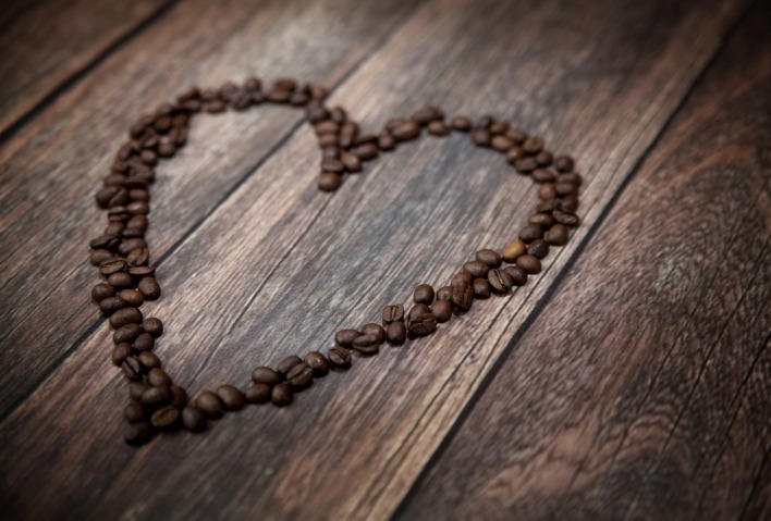 сердце кофе зерна