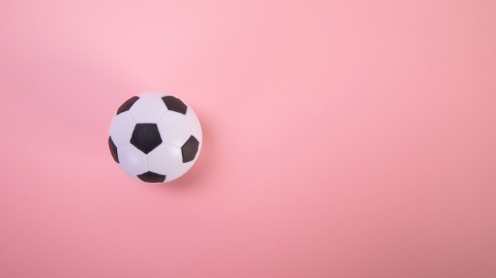 мячь розовый фон футбольный