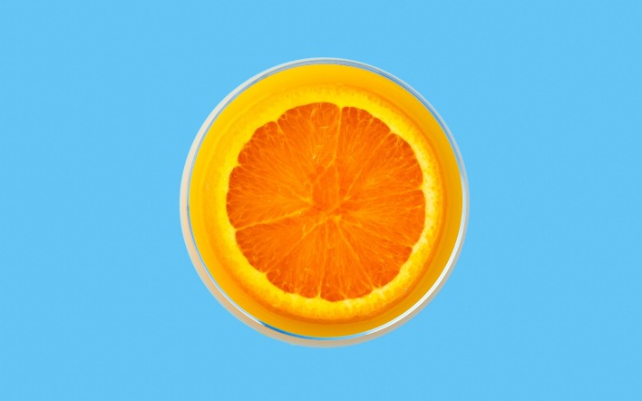 апельсин синий фон разрез