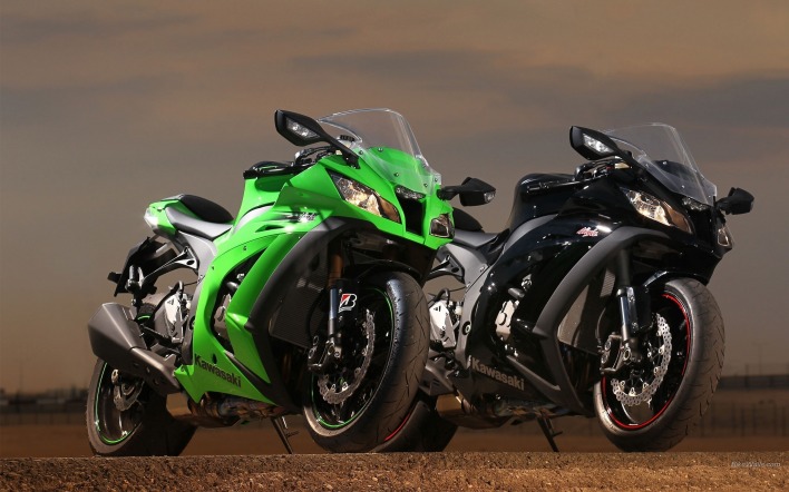 Два мотоцикла на дороге