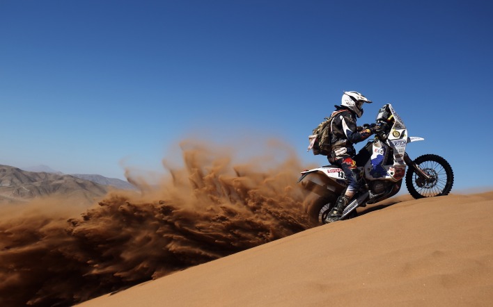 Пустыня песок кросс мотоцикл гонщик