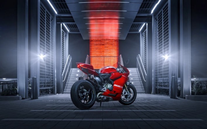красный мотоцикл Ducati