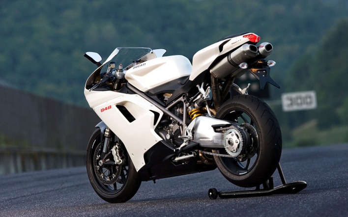 мотоцикл Ducati дорога