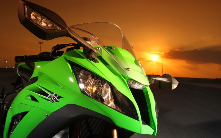 мотоцикл кавасаки зеленый фара закат