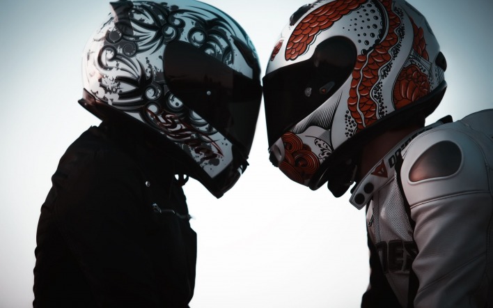 мотоциклисты шлемы объятия