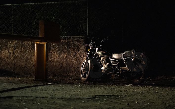 мотоцикл ночь шлагбаум забор