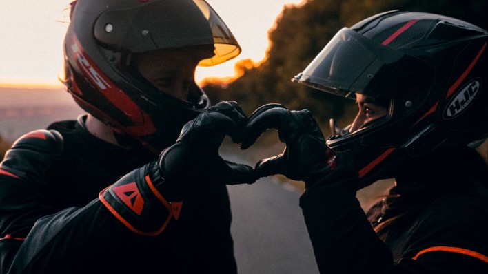 мотоциклисты шлем сердце любовь
