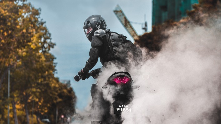 мотоциклист дым байкер