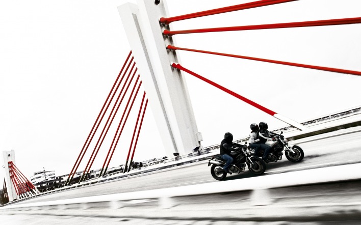 мотоциклисты мост белый фон