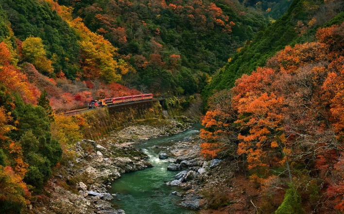 Обрыв горы поезд осень