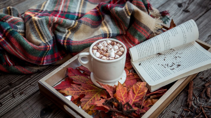 кофе поднос кленовые листья книга плед осень