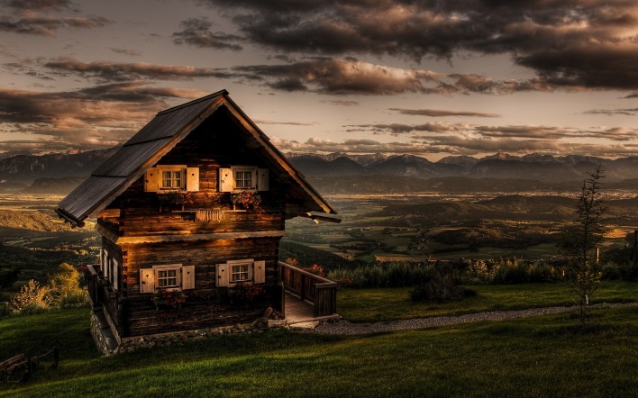Одинокий домик на холме