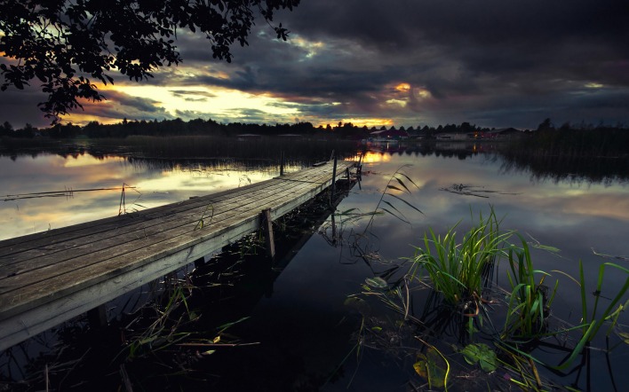 Темный закат над озером