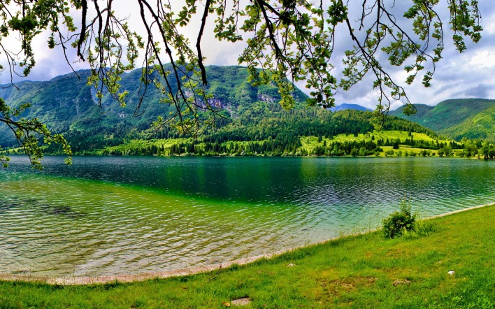 Зеленое озеро с горами