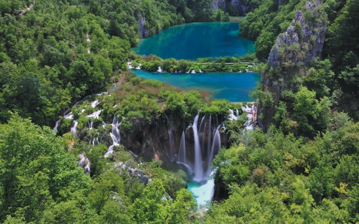 Водопады, синее озеро