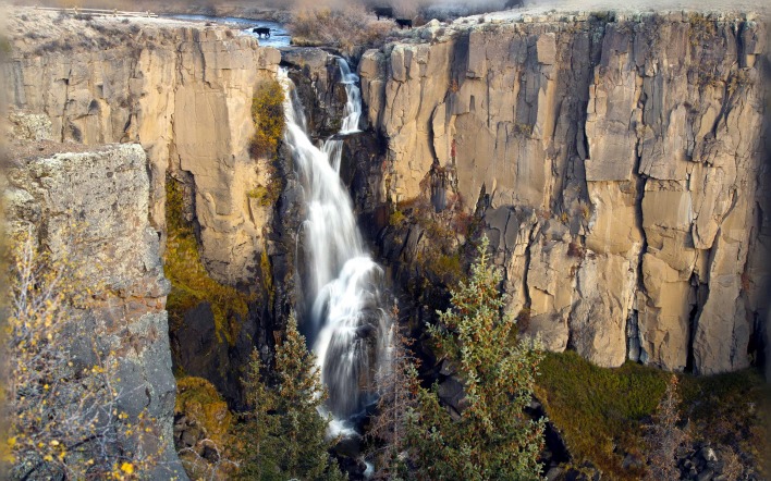 водопад среди скал