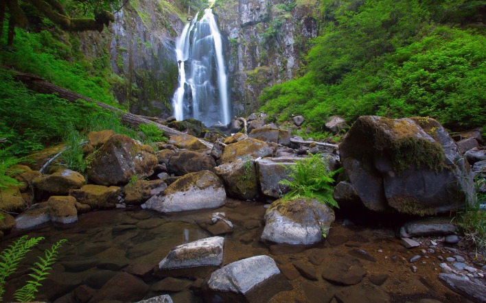 водопад в лесу над камнями
