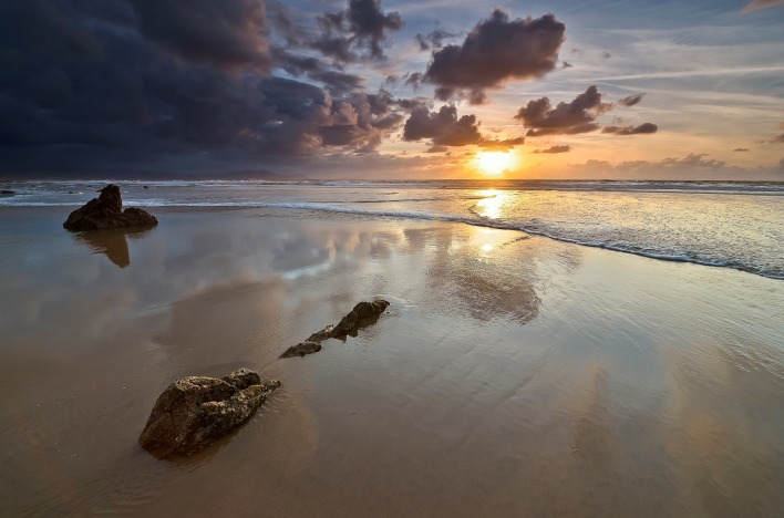 закат солнца на морском пляже