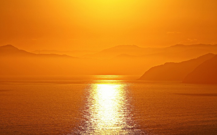 оранжевый закат над морем