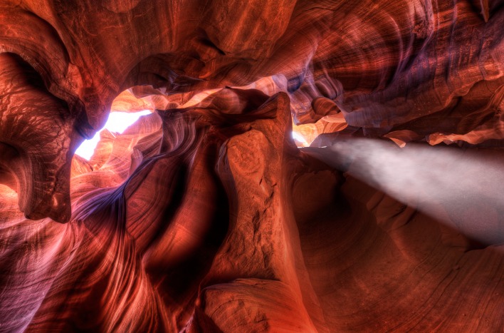 Пещера красная лучи