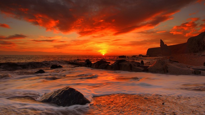 природа небо огненное восход пляж море камни побережье