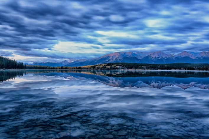 природа горы озеро отражение деревья облака