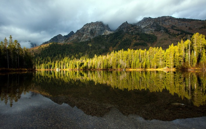 природа деревья горы скалы озеро отражение