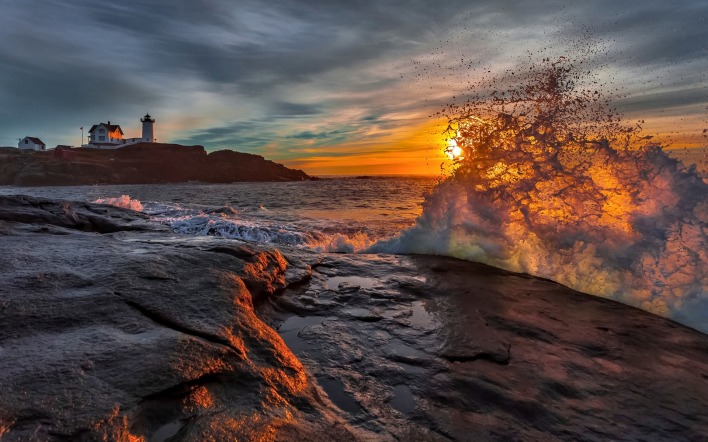 волны море камни закат маяк