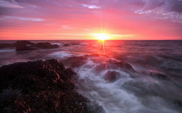 закат солнце лучи небо море волны скалы