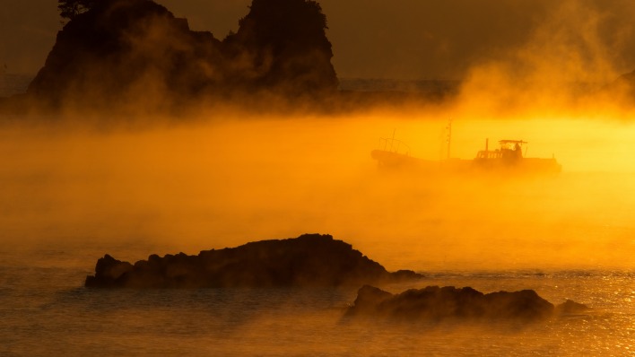 море скалы туман корабль